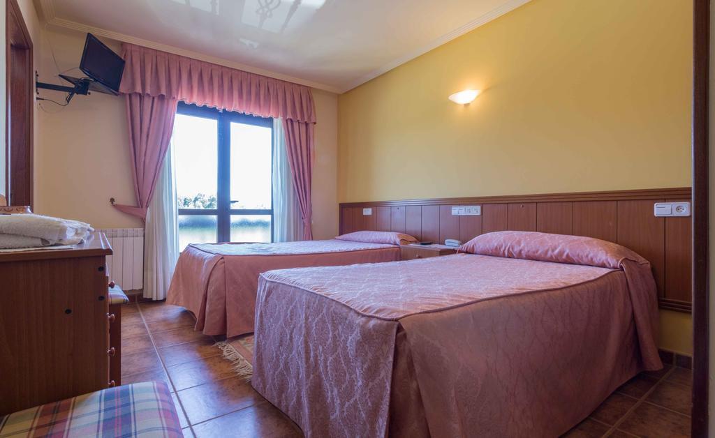Hostal Restaurante O'Cadaval Frades Eksteriør bilde
